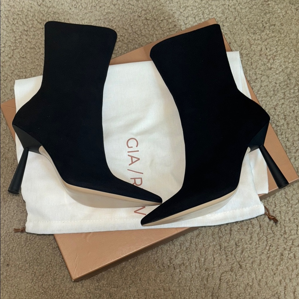 Vero Cuoio Black Heeled Boots - Picture 6 of 7